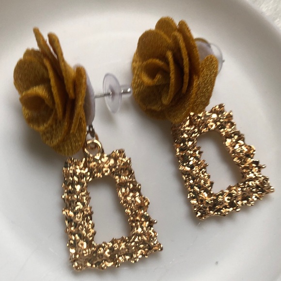 Statement floral & faux gold drop earrings - Picture 2 of 7